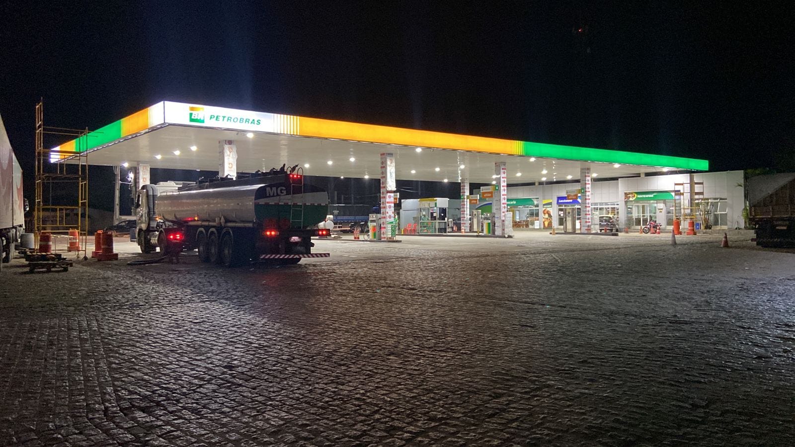 Iluminação em posto de combustível